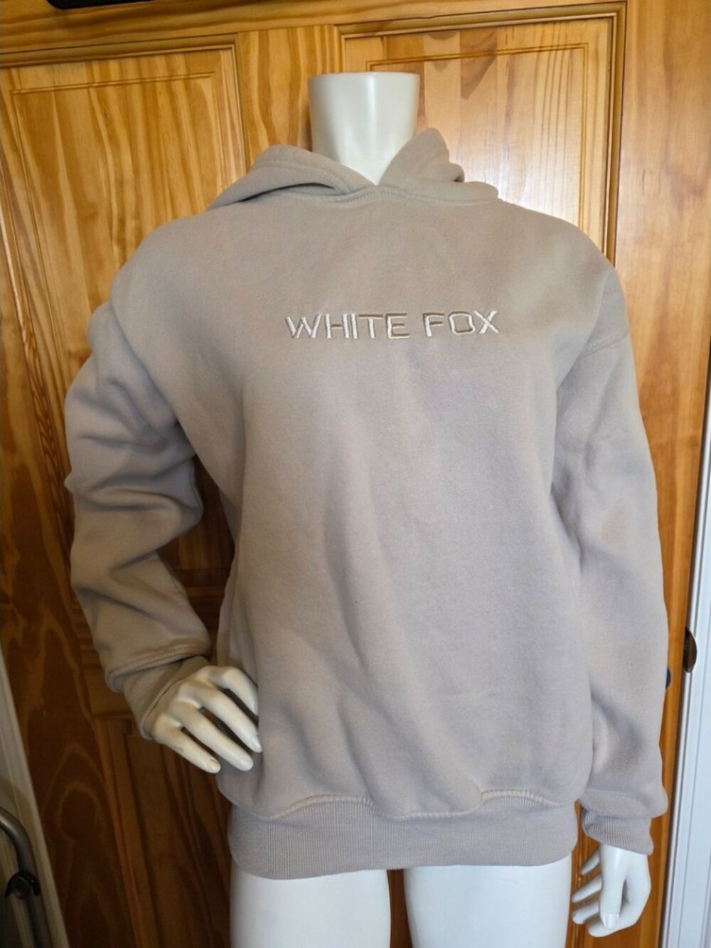 💛 79. White Fox Women's Size XS/S Oversized Hoodie